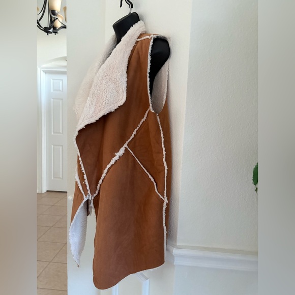 LuLaRoe Marlowe Vest - Picture 3 of 8